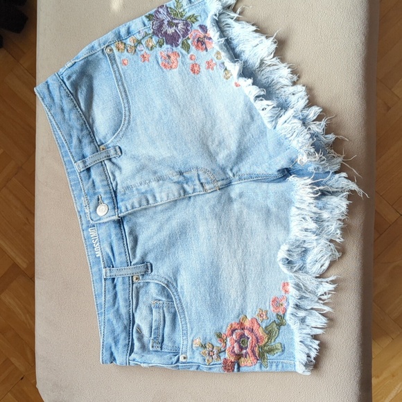 Mossimo Supply Co. Pants - Mossimo Supply Co. High Rise Short Women's Size 8/29 Embroidered Floral Flowers
